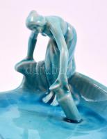 Zsolnay vizet merő lány, alapmázas, jelzés nélkül, hibátlan, m:10 cm, 14×15 cm