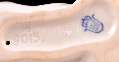 Unterweissbach fekvő puttó, fehér mázas, jelzett, kopás nyomokkal, m:7 cm, h:16 cm