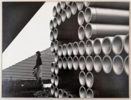 cca 1974 Gebhardt György (1910-1993) budapesti fotóművész hagyatékából jelzés nélküli, vintage fénykép, kasírozva (Op-art), 29,5x39,5 cm