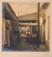 1935 Ada-Kaleh sziget, bazársor, Thöresz Dezső (1902-1963) békéscsabai gyógyszerész és fotóművész hagyatékából aláírt vintage fotó, 17,5x17,5 cm, karton 33x26,5 cm