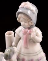 Jelzett (Goebel?) kislány kutyával, kézzel festett, m: 9 cm