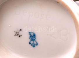 Jelzett (Goebel?) kislány kutyával, kézzel festett, m: 9 cm