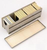 4 doboz üres diakeret, valamint 2 db diatartó, az egyikben diákkal