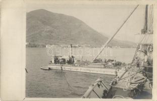 Osztrák -magyar hadihajóba beemelik az árbócot egy segédhajóval / K.u.K. Kriegsmarine / Austro-Hungarian Navy, lifting the mast into the warship with the help of a steamer. photo