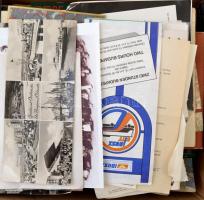 Vegyes cipős-doboznyi papírrégiség tétel, közte modernekkel is