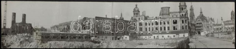 cca 1945 Városkép háborús pusztítás után, összeragasztott panorámafotó, felületén törésnyommal, 35,5×7 cm