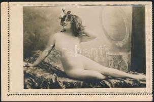 cca 1910-1920 Heverő akt, képeslap hátoldalára ragasztott fotó, 8×11,5 cm
