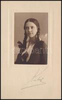 1928 Iskoláslány portréja, kartonra kasírozott fotó Kertész Andor komáromi műterméből, pecséttel jelzett, 8,5×5,5 cm
