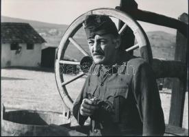 1970 Sinkovits Imre (1928-2001) a Szemtől szembe című film egyik jelenetében, hátoldalon feliratozott fotó, 13×18 cm