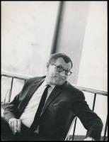 cca 1970 Kovács András (1925-2017) filmrendező, Balla Demeter feliratozott, pecséttel jelzett sajtófotója, sarkain törésnyomokkal, 23,5×18 cm