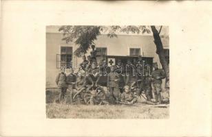 1924 Petrovárad, Petrovaradin (Újvidék), Lóvontatású szanitéc kocsi, katonák csoportképe / WWI K.u.k. military first aid horse-drawn cart, soldiers. group photo