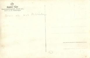 Lajtabruck, Bruck an der Leitha; katonák csoportképe a laktanya udvarán. August Tőke Kammerphotograp...