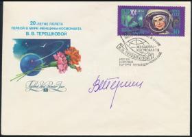 Valentyina Tyereskova (1937- ) szovjet űrhajós aláírása emlékborítékon /  Signature of Valentina Tereshkova (1937- ) Soviet astronaut on envelope