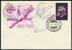 Alekszej Gubarev (1931-2015) szovjet és Vladimír Remek (1948- ) cseh űrhajósok aláírásai emlékborítékon /  Signatures of Aleksey Gubarev (1931-2015) Soviet and Vladimír Remek (1948- ) Czech astronauts on envelope