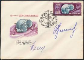 Nyikolaj Rukavisnyikov (1932-2002) szovjet és Georgij Ivanov (1940- ) bolgár űrhajósok aláírásai emlékborítékon /  Signatures of Nikolay Rukavishnikov (1932-2002) Soviet and Georgiy Ivanov (1940- ) Bulgarian astronauts on envelope