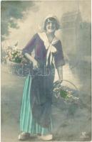 51 db régi vegyes üdvözlőlap: hölgyek, ünnepek, művészlapok, stb. / 51 pre-1945 mixed greeting cards...