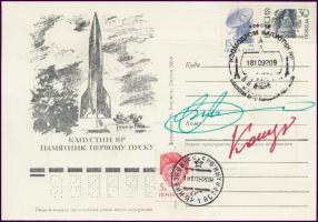 Jelena Kondakova (1957- ) és Alekszandr Viktorenko (1947- ) szovjet űrhajósok aláírásai emlék levelezőlapon /  Signatures of Yelena Kondakova (1957- ) and Aleksandr Viktorenko (1947- ) Soviet astronauts on postcard