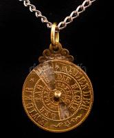 Ezüst(Ag) nyaklánc, jelzett, h: 59 cm, antik öröknaptár medállal, bruttó: 10,2 g