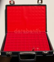 Éremtartó koffer (36x24x10,5cm) 4 db klf méretű, velúr tálcával, 1x15, 2x40, 1x77 férőhellyel