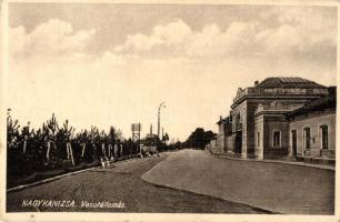 42 db főleg régi magyar és történelmi magyar városképes lap; vegyes minőség / 42 mainly pre-1945 Hun...