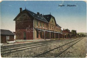 Ungvár, Uzshorod, Uzhorod; Pályaudvar, vasútállomás / Bahnhof / railway station (szakadás / tear)