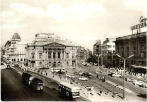 Budapest VIII. Népszínház (ideiglenes Nemzeti Színház), villamos, autóbuszok, automobilok, Corvin Nagyáruház, üzletek. Kiadja a Képzőművészeti Alap