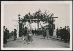 1934 Tokaj, a felvirágozott Erzsébet híd, hátoldalon feliratozott fotó, 6×9 cm