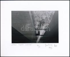1983 Jankovszky György(1946-): New York, World Trade Center 10/3, feliratozva, aláírt, pecséttel jelzett, kartonra kasírozva, 12×17 cm