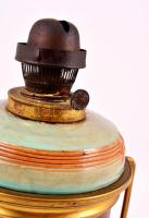 Díszes petróleumlámpa, Lámpagyár Budapest, réz-kerámia-üveg, apró kopásokkal, m: 44,5 cm