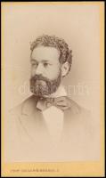 Harrach József (1848-1899.) zeneesztéta, zenetörténész, tanár fotója Füredi Keöd József (1839-1897) színész, balatoni és dunai hajóskapitánynak dedikálva 6,5x10,5 cm