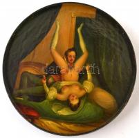 Kézzel festett pajzán jelenetes fa dobozka, tető és alj nem illenek össze, karcolásokkal, jelzés nél...