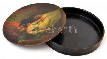 Kézzel festett pajzán jelenetes fa dobozka, tető és alj nem illenek össze, karcolásokkal, jelzés nél...