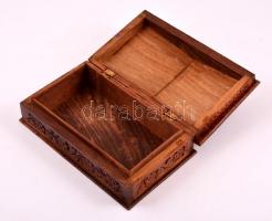 Díszes fa doboz, apró kopásokkal, 20,5×12×7,5 cm