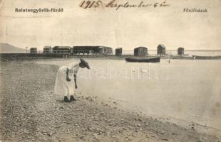 1915 Balatongyörök, Fürdőházak, csónakok, hölgy a parton (EK)