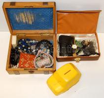 11db üveggyöngy és műanyag nyaklánc + 2db női karóra + régi női pénztárca + porcelán tálka 1943-ból + szattyánbőr ékszertartó + 1db ékszertartó díszdoboz + 1db műanyag kisautó alakú persely + egyéb apróságok 2db klf régi ékszertartó dobozban