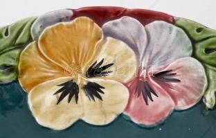 Szecessziós fajansz tál, jelzés nélkül, repedéssel, kézzel festett, d: 25,5 cm