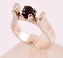 Ezüst (Ag.) gyűrű gránát kövekkel, jelzett, méret: 52, nettó:4,6 g
