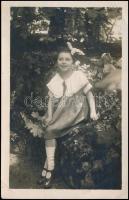 1925 Krúdy Zsuzsa (1919-1992), Krúdy Gyula lányának gyermekkori fényképe, fotólap, hátoldalon feliratozva, sarkain törésnyomok, 14×9 cm