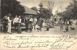 1904 Nagyszentmiklós, Sannicolau Mare; M. kir. földműves iskolai tanulók a telep részletén / agricultural farmer school, farmer students (EK)