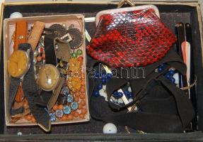 Érdekes zsákbamacska, benne régi órák, régi mini ébresztőóra, mandzsettagombok, láncok, gyöngyök, gombok, medálok egyéb érdekességek