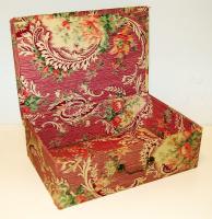 Régi nagyalakú ékszerdoboz selyem bevonattal