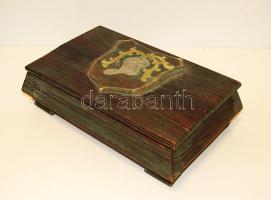 Nagyalakú századeleji fadoboz, nemesi címerrel a fedelén, jó állapotban