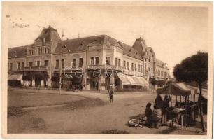 Léva, Levice; utcakép, Városi nagyszálloda, kávéház, piaci árusok, üzlet / street view, hotel, café, market vendors, shops (fl)