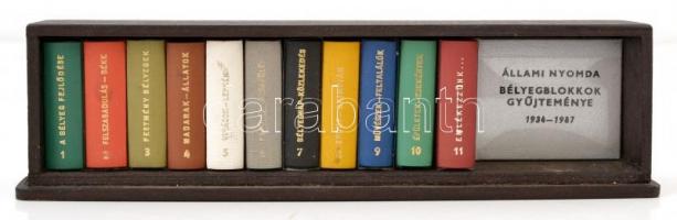 Bélyeggel kapcsolatos minikönyv-gyűjtemény: a Magyar postabélyegek 11 kötete + 1 kötet: Bélyegblokko...