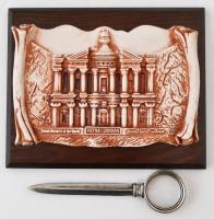 Levélnyitó nagyítóval + fa doboz, benne Petra városát ábrázoló műgyanta asztali dísszel