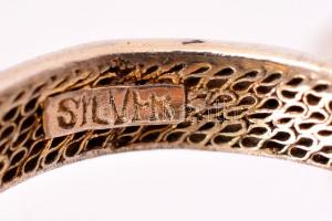 Ezüst (Ag.) gyűrű zománc díszítéssel, méret: 52, jelzett, bruttó: 1,5 g