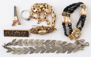 Vegyes bizsu tétel: karkötők, nyakláncok, fém dobozban, összesen kb. 40 db
