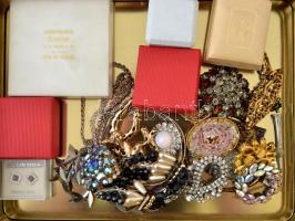 Vegyes bizsu tétel: karkötők, nyakláncok, fém dobozban, összesen kb. 40 db