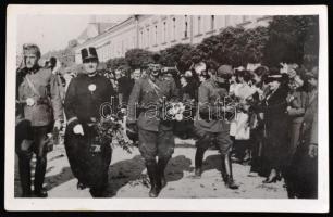 1940 Máramarossziget magyar katonák bevonulás az ünneplő tömeggel 9x14 cm