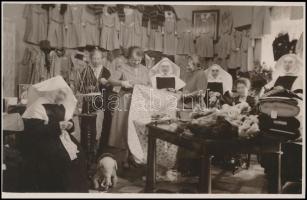 1939 Karácsony. Alcsút, József főherceg kastélya, Erzsébet főhercegnő ruhákat szab a szegény gyermekeknek 9x14 cm